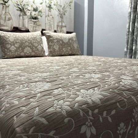 One Bedroom City Apartment Fully Ac With 24Hrs Security Kingston Ngoại thất bức ảnh