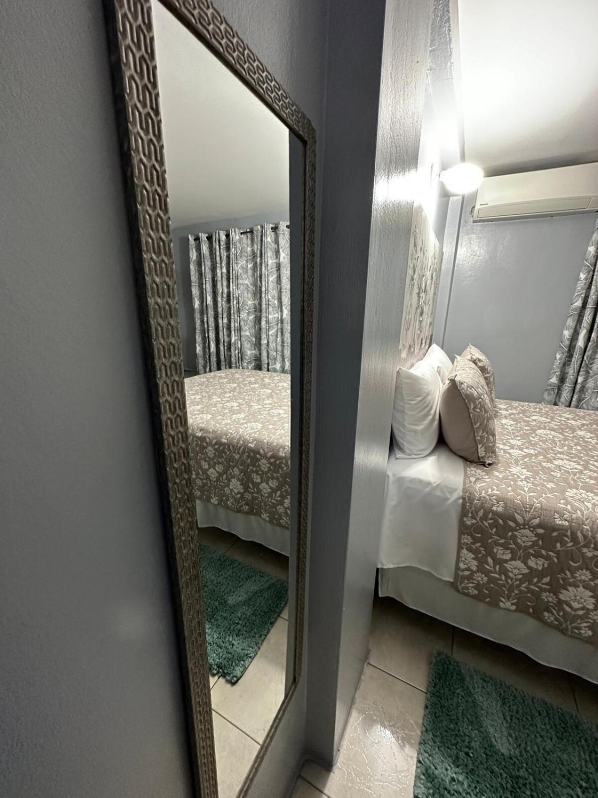 One Bedroom City Apartment Fully Ac With 24Hrs Security Kingston Ngoại thất bức ảnh