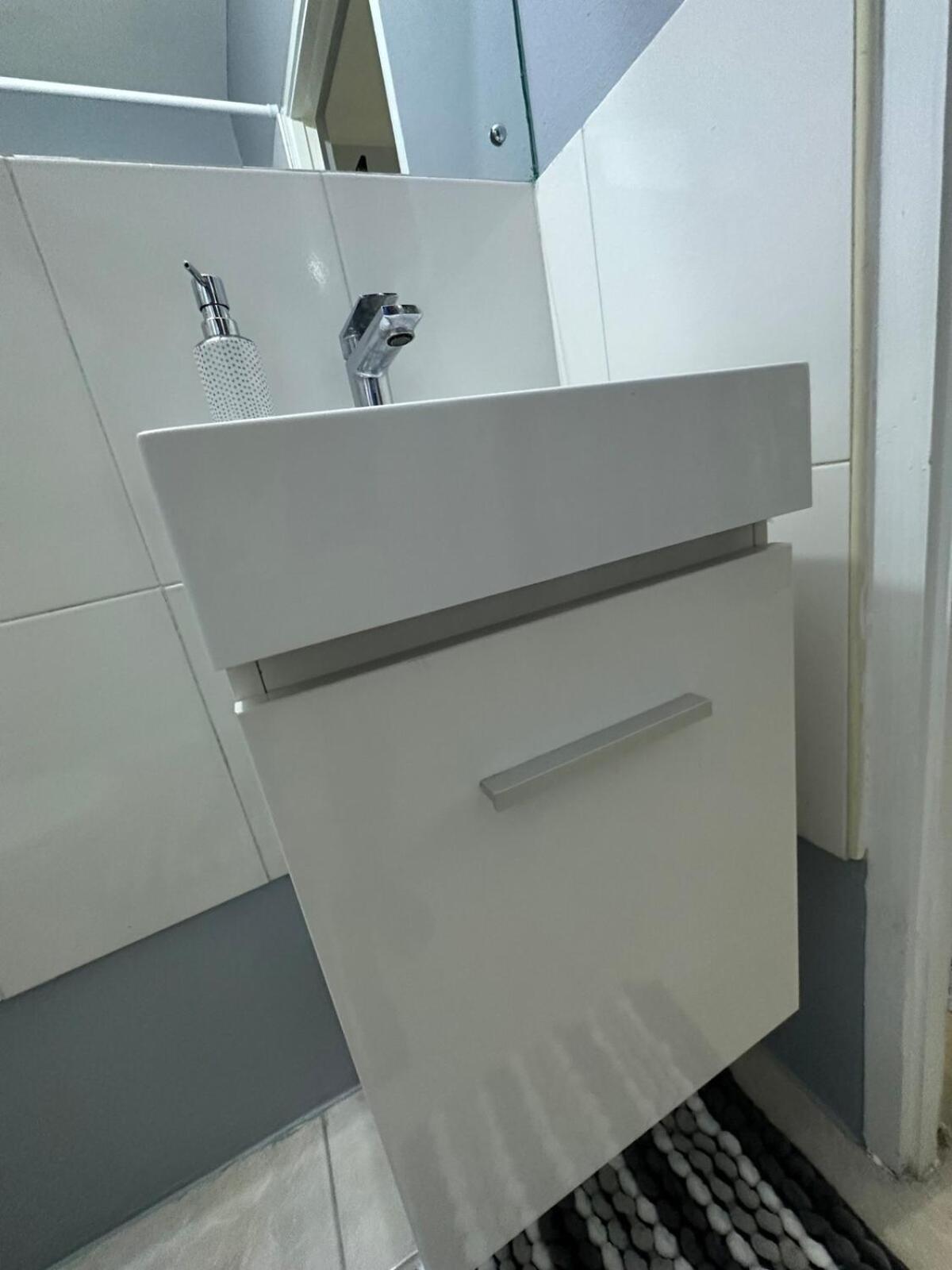 One Bedroom City Apartment Fully Ac With 24Hrs Security Kingston Ngoại thất bức ảnh