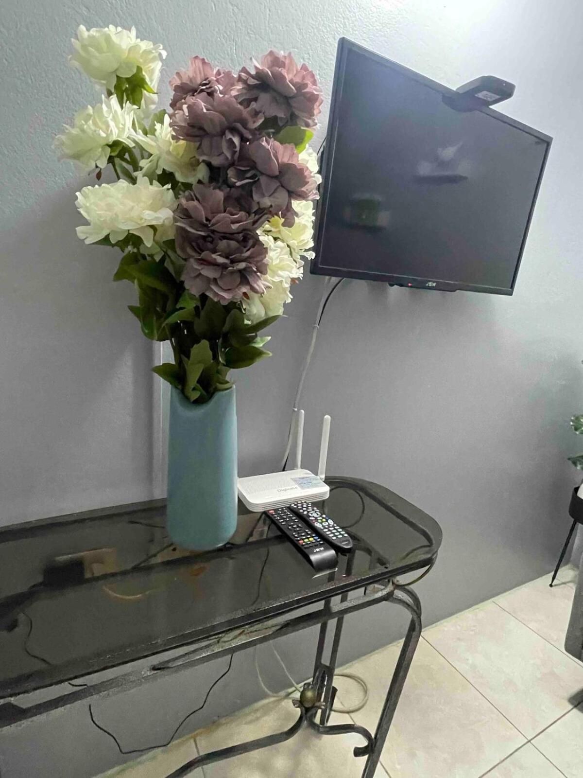 One Bedroom City Apartment Fully Ac With 24Hrs Security Kingston Ngoại thất bức ảnh